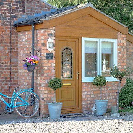 Saughall Mill Farm Cottage Chester Bagian luar foto