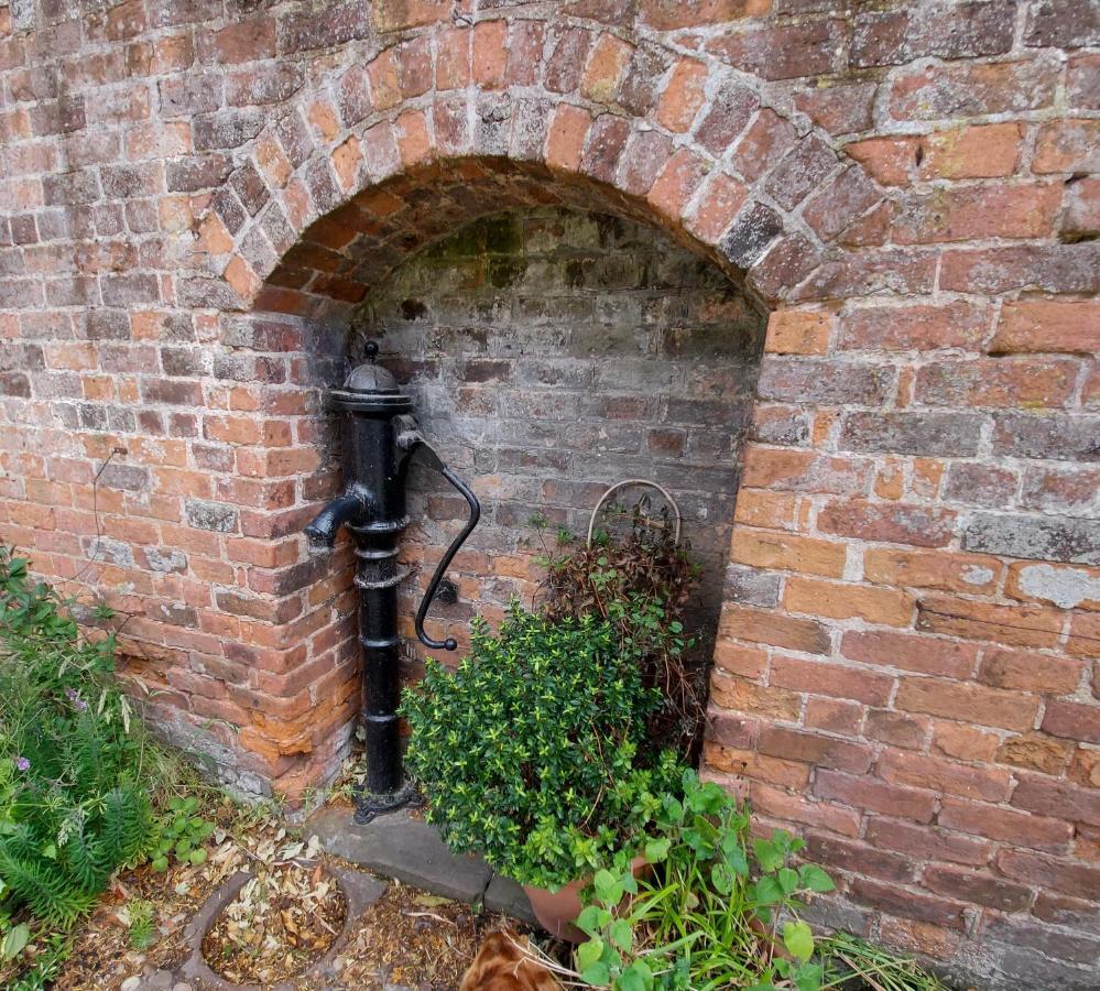 Saughall Mill Farm Cottage Chester Bagian luar foto