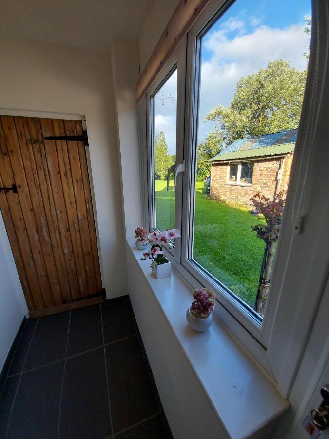 Saughall Mill Farm Cottage Chester Bagian luar foto