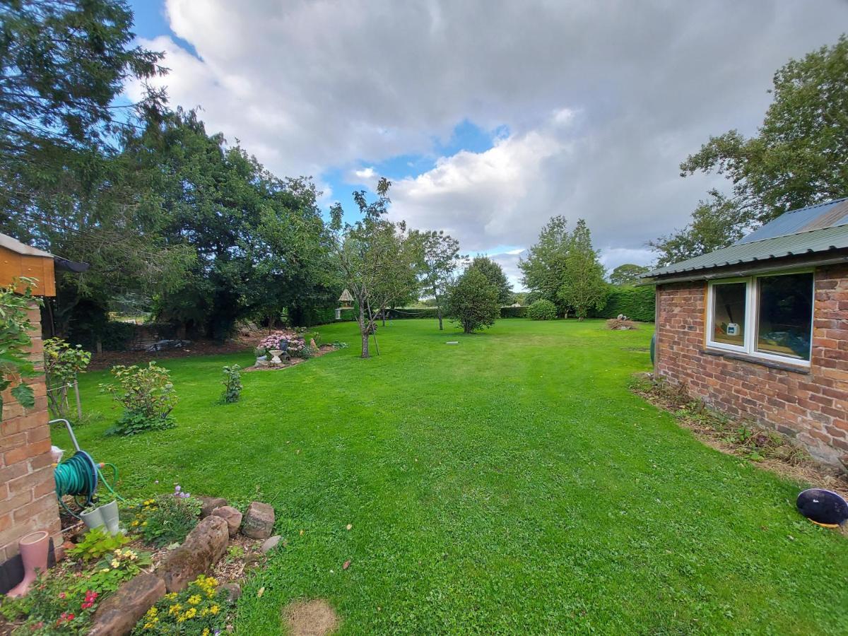 Saughall Mill Farm Cottage Chester Bagian luar foto